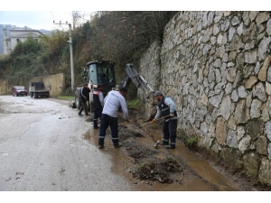 Sapanca’da Yağmur Suyu Kanal Çalışmalarına Devam