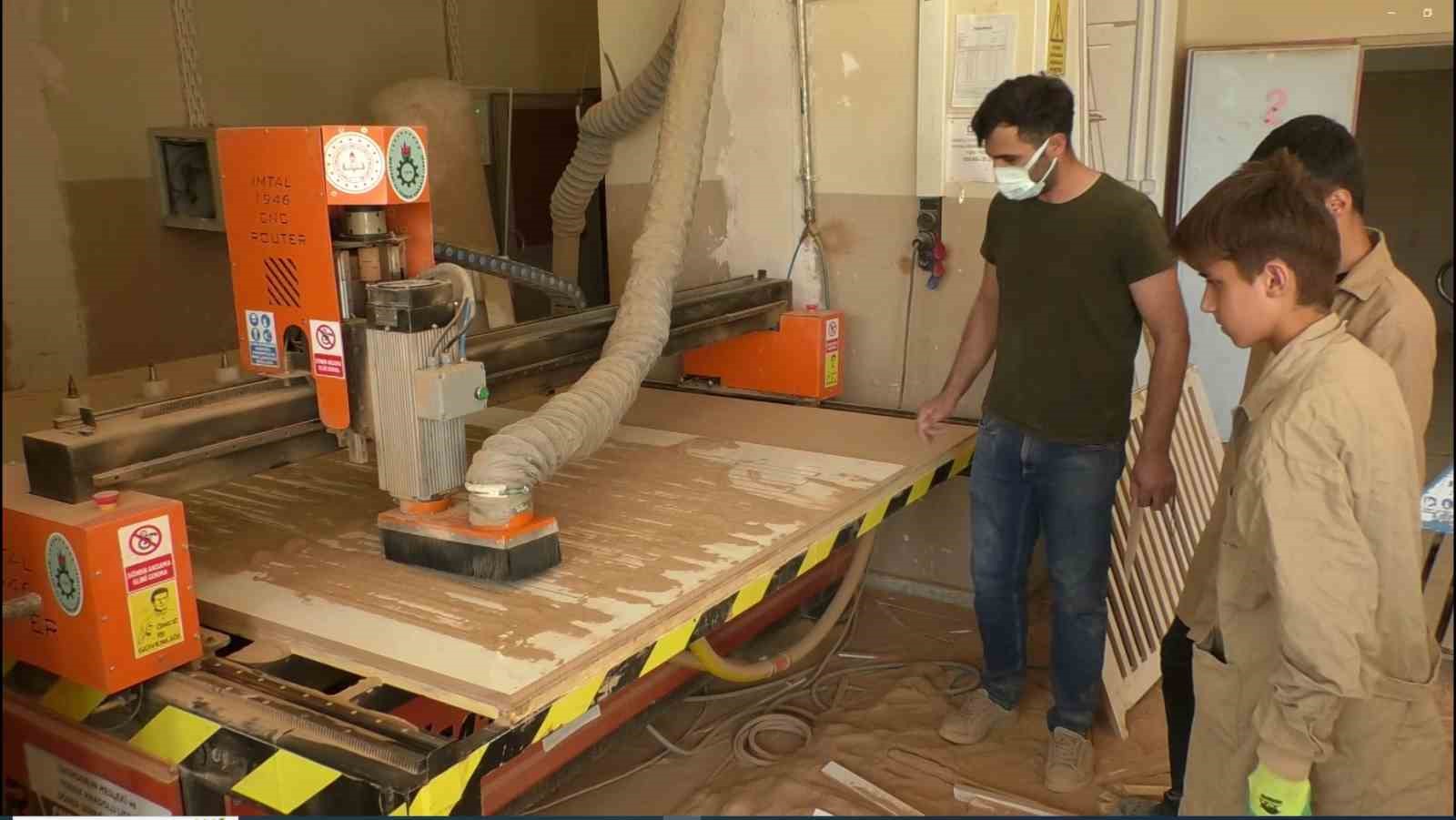 hakkari-de-ogrenciler-tatilde-de-uretim-yapiyor
