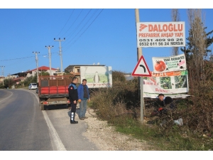 Erdemli’de İzinsiz Tabelalar Sökülüyor