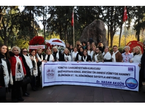 Büyükçekmeceli Kadınlar, Zübeyde Hanım’ı Kabri Başında Andı