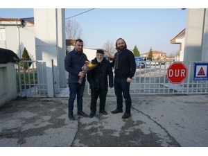 71 Yaşındaki Engelli Vatandaştan Kendisini Sırtına Alıp Yolun Karşısına Geçiren Jandarma Personeline Teşekkür