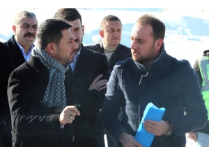 Başkan Arı, Tır Garajı İnşaat Alanında İncelemelerde Bulundu