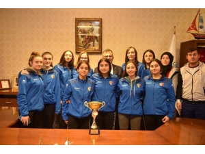 Şampiyon Kızlardan Başkan Çatal’a Ziyaret