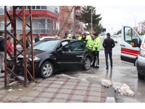 Karaman’da Otomobille Hafif Ticari Araç Çarpıştı: 1 Yaralı