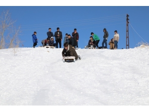 Tatili Fırsat Bilen Çocukların Kızak Keyfi