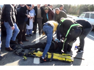 Otomobil Yayalara Böyle Çarptı