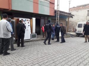 Kirayı Ödemeyince Kızı İle Sokakta Kaldı