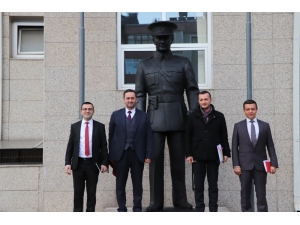 Akçakoca Belediyesi Önüne Atatürk Heykeli Dikildi