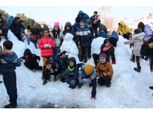 Kar Yığınını Gören Çocuklar Sevinçten Çığlık Attı