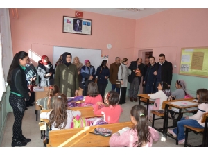 Öğrencilere Atkı Ve Bere Dağıtıldı