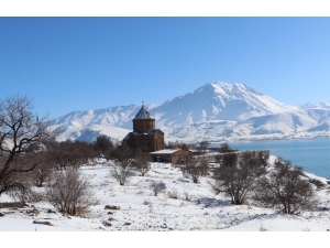 Akdamar Adası, Beyaz Gelinliğini Giydi