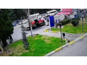 Yaşlı Kadının Çekicinin Kaldırdığı Araçtan Düştüğü Anlar Kamerada