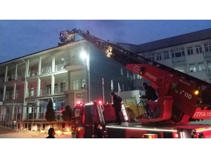 Hastane Çatısındaki Yangın Korkuttu