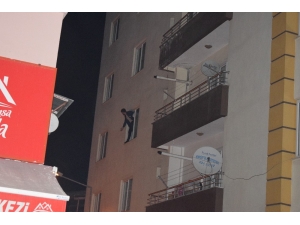 Ailesiyle Tartıştı, Balkona Çıkıp Tehditler Savurunca Polis Alarma Geçti
