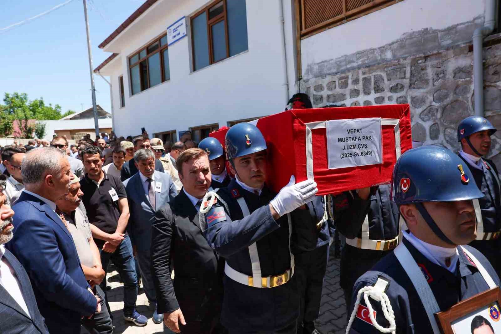 jandarma-uzman-cavus-mustafa-pak-erzincan-da-topraga-verildi