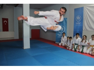 İşitme Engelli Milli Karateci Sabri Kıroğlu, Dünya Şampiyonası’na Hazırlanıyor