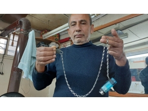 Kaybetmekten Bıktı, Çakmağını Asma Kilitle Pantolonuna Zincirledi