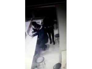 İki Şahsın Yere Düşen Cüzdanı Ayaklarıyla Çalma Çabası Kamerada