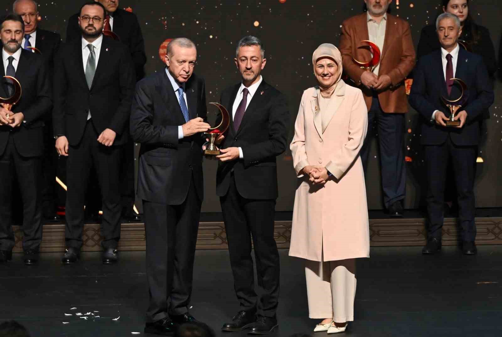 cumhurbaskani-erdogan-dan-kardemir-e-yilin-kurumsal-kan-bagiscisi-odulunu