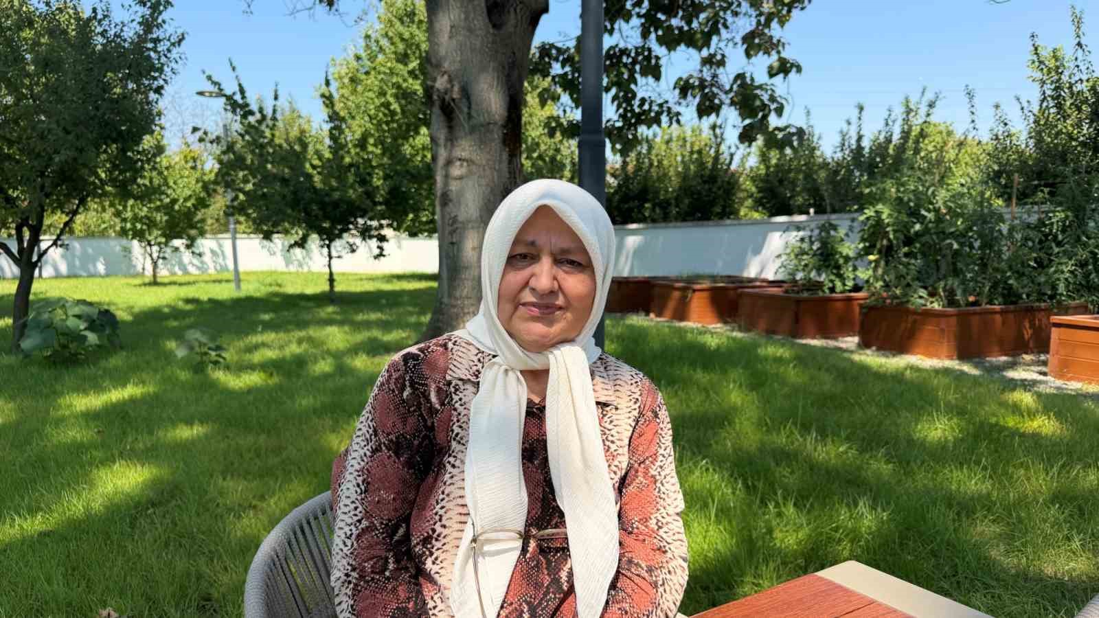 30-yildir-gormedigi-arkadasina-bu-merkezde-kavustu