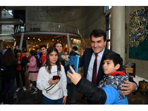 Öğrencilerin Başkan Dündar İle Selfie Yarışı