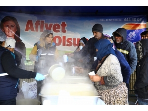Soğuktan Üşüyenler Büyükşehrin Çorbasıyla Isınıyor