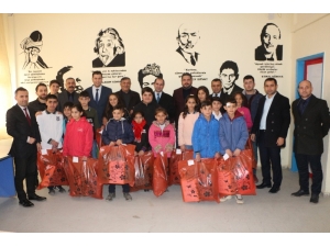 Silopi’de Öğrencilere Kışlık Giysi Yardımı
