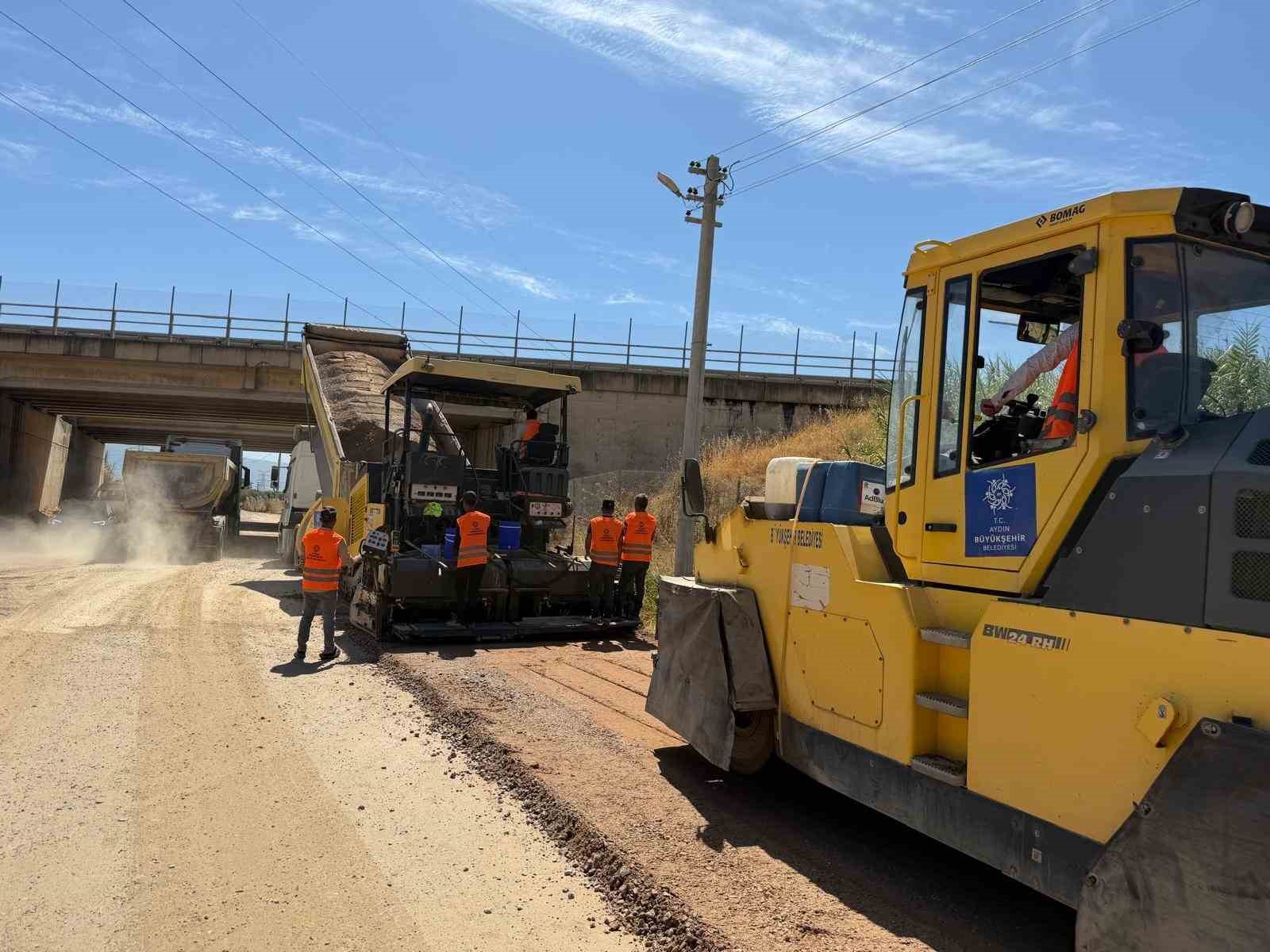aydin-in-17-ilcesinde-yol-calismalari-es-zamanli-suruyor