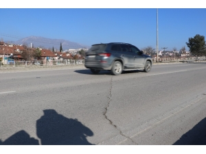 Çatlayan Yol Korkuttu