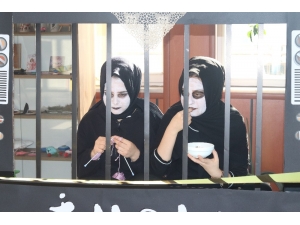 Teknoloji Bağımlılığına Dikkat Çekmek İçin Cansız Manken Oldular