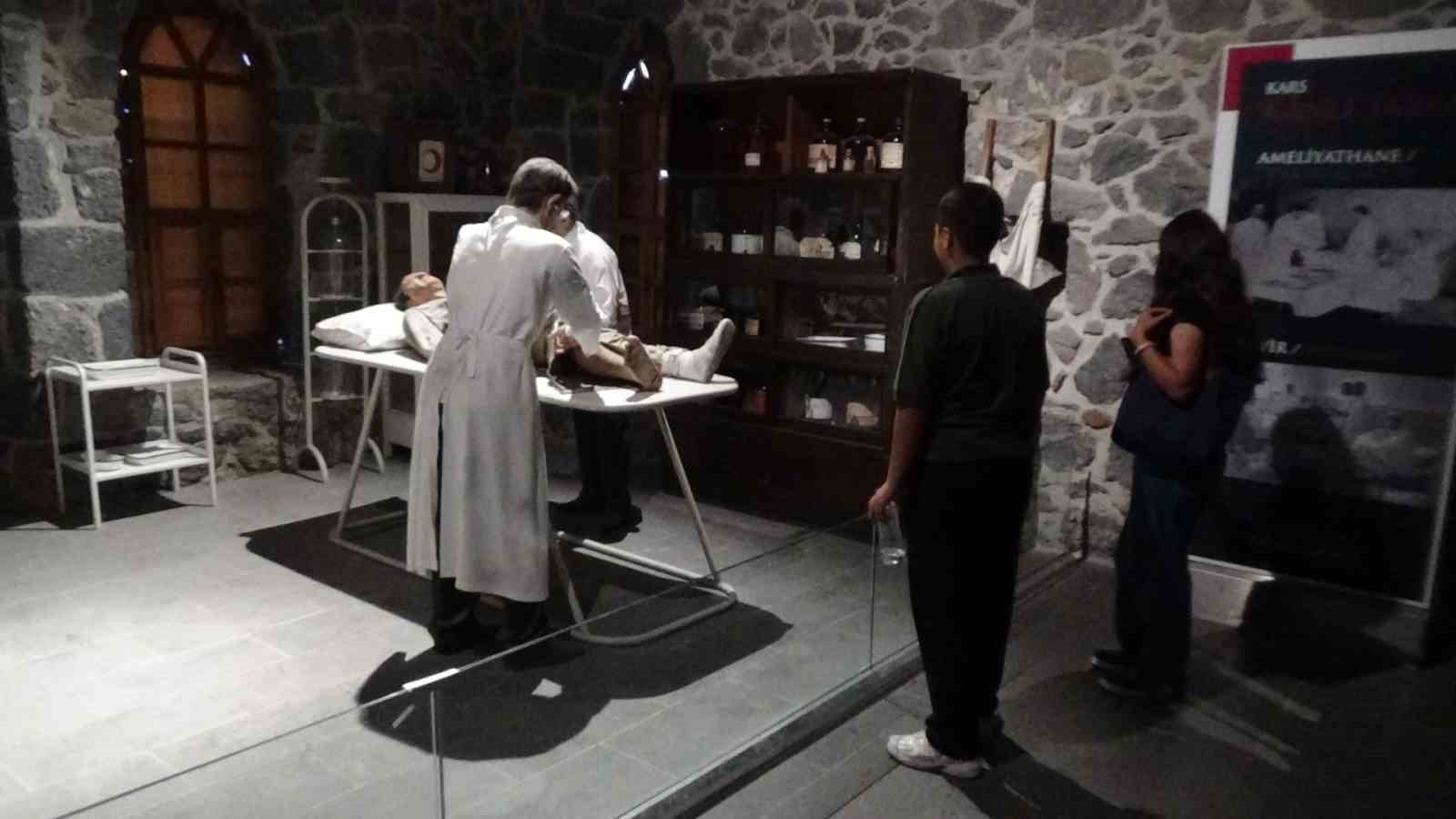 kars-ta-tarihe-dokunan-muze-kafkas-cephesi-nin-acilari-ve-kahramanligi-ziyaretcileri-derinden-etkiliyor