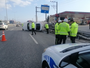 Bariyerlere Çarpan Otomobil Yan Yattı: 1 Yaralı
