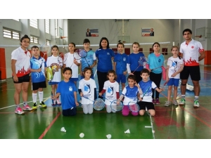 Yunusemre’de Badminton Çalışmaları Devam Ediyor