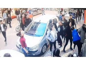 Genç Kızı Sokak Ortasında Öldüresiye Dövdüler