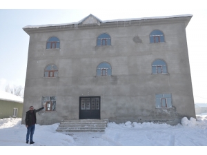 Yüksekova’da Köy Camii Hayırseverlerin Halı Yardımını Bekliyor