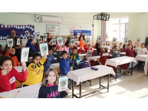 Toroslar Belediyesi, Öğrencilere Tarihi Çizgi Roman Kitabı Dağıtıyor