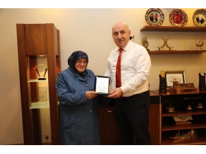 82 Yaşındaki Kadriye Teyze, 2 Yılda 30 Tekerlekli Sandalye Bağışladı