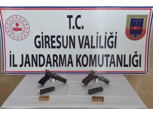Yol Kontrolü Yapan Jandarma Silahlı 2 Kişiyi Gözaltına Aldı