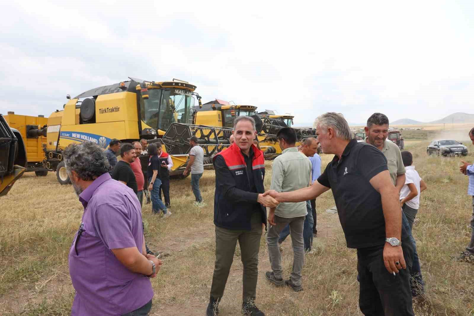 kars-ta-2026-hububat-hasadi-basladi-ilk-bicim-tarlada-yapildi
