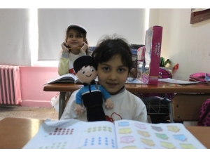 Yazmayı Öğrenince İlk Tebrik Kartını Emniyet Genel Müdürüne Gönderdi, Okuluna Hediye Yağdı