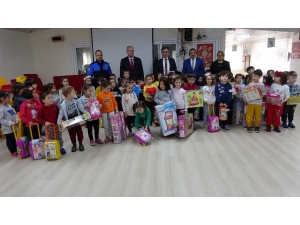 Polisten Öğrencilere Oyuncak