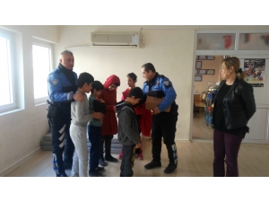 Polisten Görme Engelli Öğrencilere Hediye