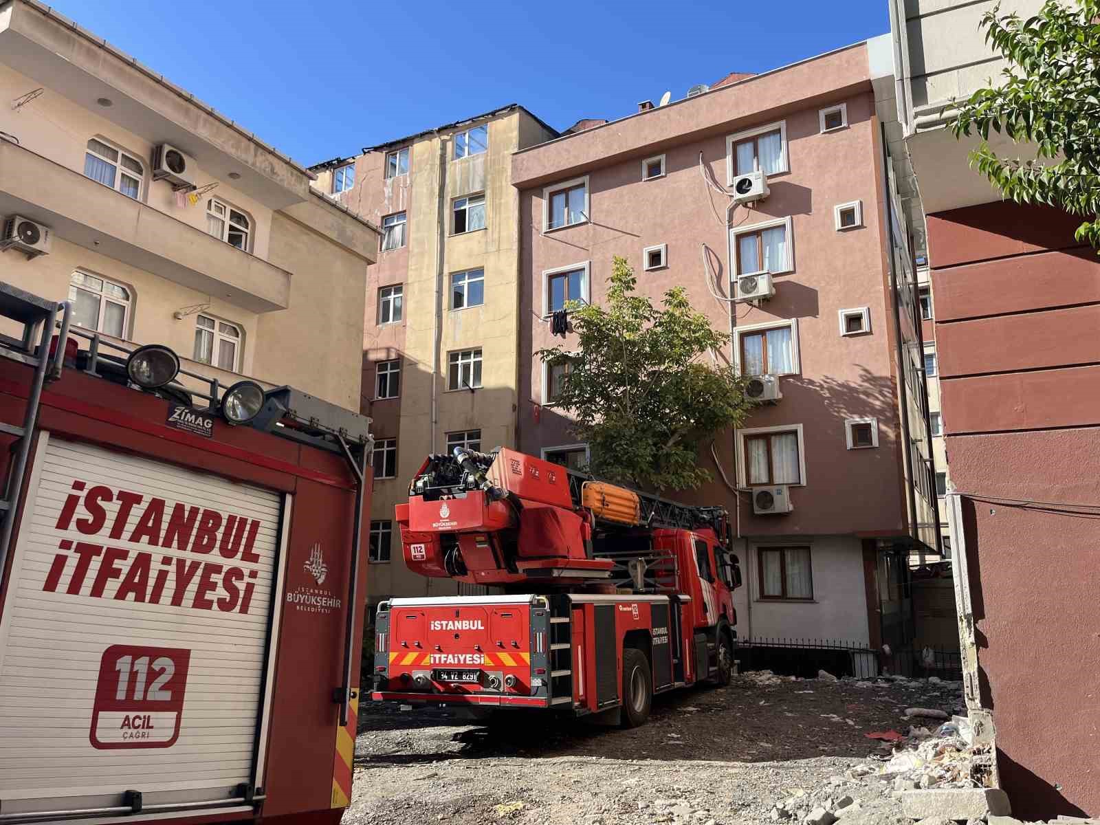 bahcelievler-de-kentsel-donusum-kapsaminda-bosaltilan-7-katli-binanin-catisinda-yangin-cikti