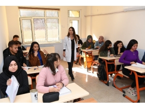 Öğrenciler, Büyükşehir Belediyesinin Kurslarıyla Üniversiteye Hazırlanıyor