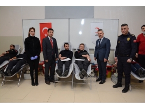 Van Polisinden Kızılay’a Kan Bağışı