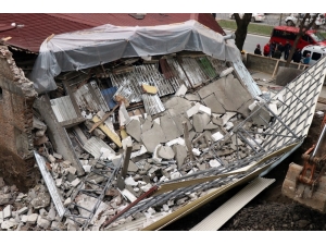 Sakarya’da Bina Çöktü, İşçiler Bina Altına Kalkmaktan Son Anda Kurtuldu