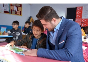 Öğrencilerin Kitap İsteğini Kaymakam Çam Yerine Getirdi