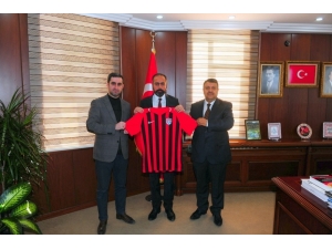 Rektör Şevli’ye Van Spor Fk Forması