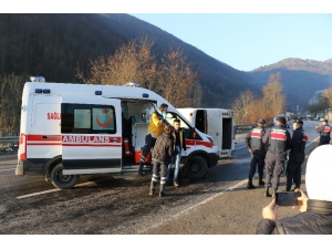 Yollar Buz Tuttu, Kazalar Beraberinde Geldi: 13 Yaralı