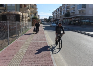 Finike Fatih Bulvarı’na Kaldırım